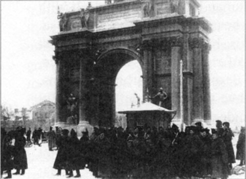 Soldiers blocking Narva Gate on Bloody Sunday 